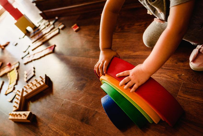 Metodo Montessori per sviluppare i 5 sensi Metodo Montessori per sviluppare i 5 sensi