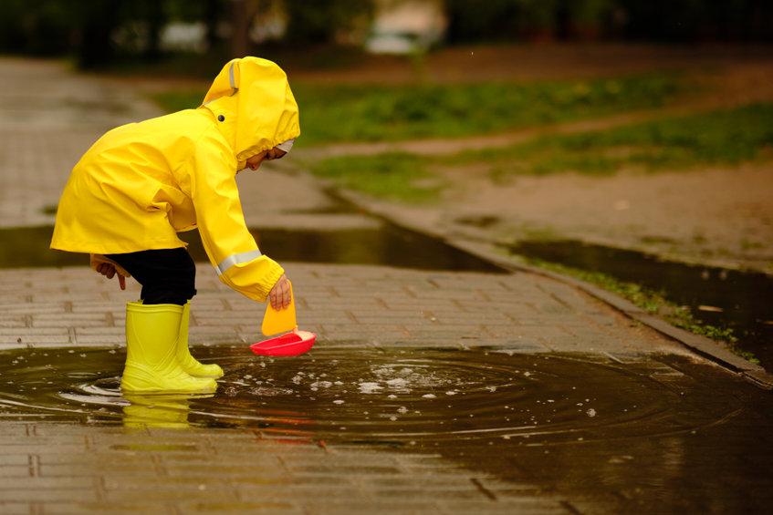 Bambini che giocano da soli Bambini che giocano da soli